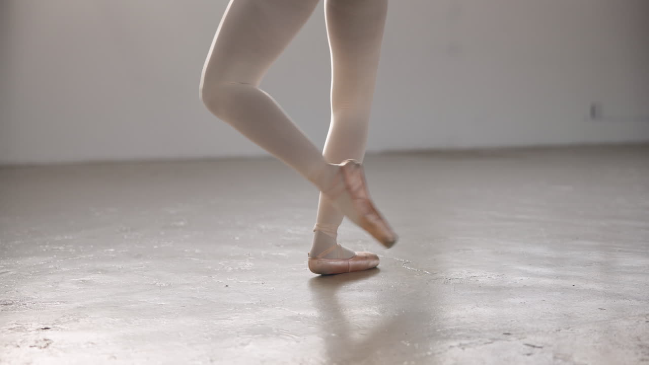 mujer, ballet y bailarina girando en el estudio