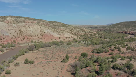 Luftaufnahme-über-Das-Malerische-Flusstal-Des-Rio-Chama-In-New-Mexico,-USA