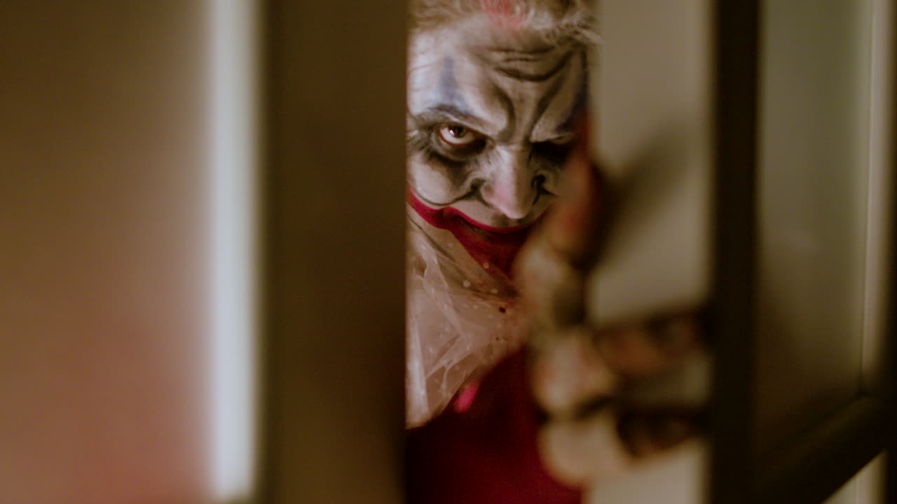 el payaso abriendo la puerta lentamente