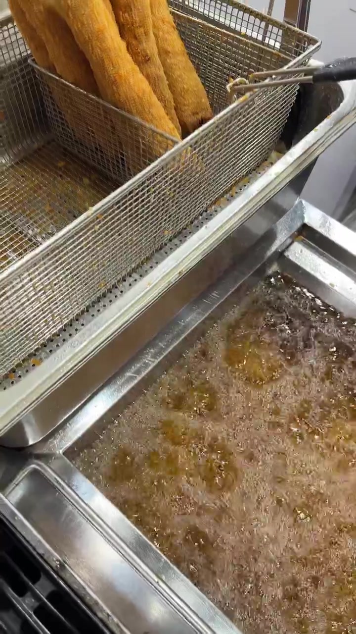 Friturestegning af paneret mad i professionelt køkken