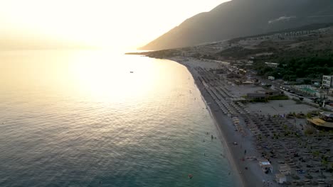 Panoramaaufnahme-Eines-Wunderschönen-Strandresorts-Bei-Sonnenuntergang