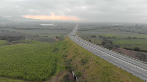 drone: toma aérea de la carretera en un día nublado