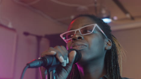 Vocalista-Femenina-Cantando-Durante-El-Ensayo-De-La-Banda-1