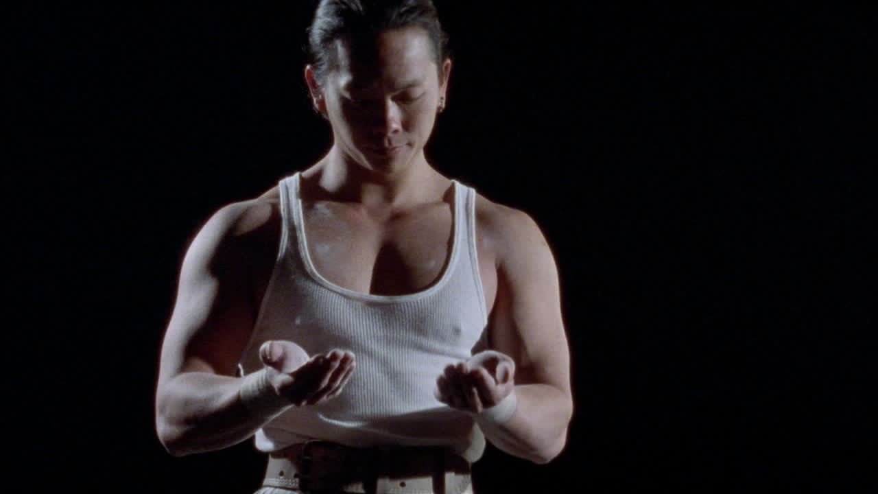 역기를 드는 근육질의 남자