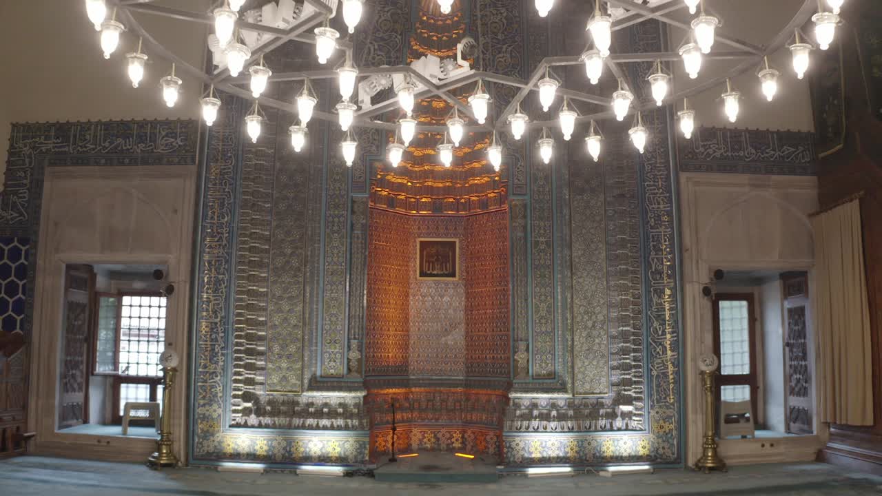 터키 부르사에 있는 녹색 모스크 (green mosque) 는 14세기에 지어졌다.