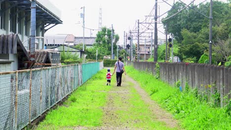 Ein-Vater-Mit-Seinem-Sohn-Geht-Die-Verschiedenen-Pfade-Neben-Dem-Kitayama-Park-In-Tokio-Entlang