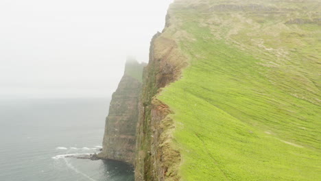 Volando-Sobre-Las-Aves-Marinas-Nórdicas-Del-Acantilado-De-Hornbjarg-En-Hornstrandir