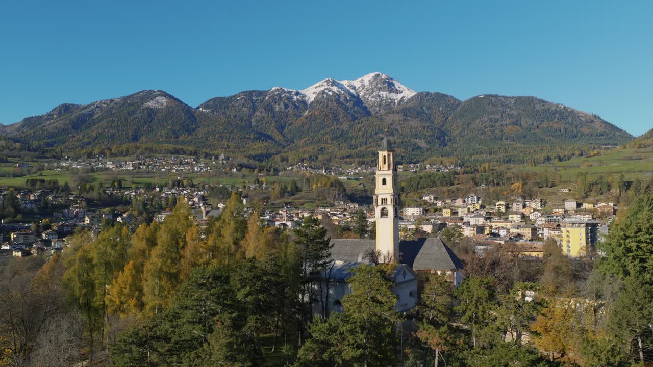 Campanile della Chiesa di Santa Maria Assunta a Cavalese, nella regione della Val di Fiemme, in Italia. Ripresa aerea.