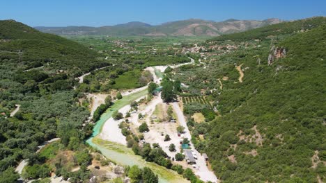 parga, grecia en verano mientras el avión no tripulado vuela sobre el río