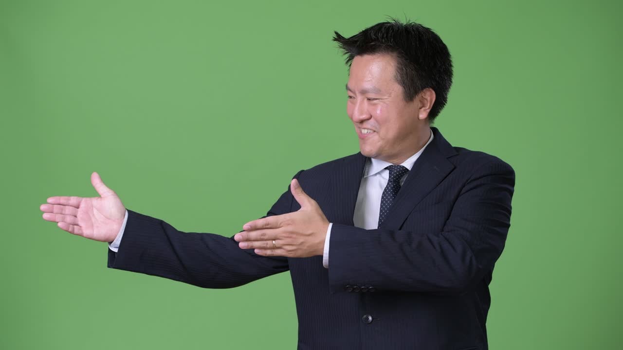 녹색 배경에 성숙한 일본 사업가