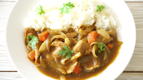 Arroz-Al-Curry-Japonés-Con-Lonchas-De-Cerdo,-Zanahoria-Y-Cebolla