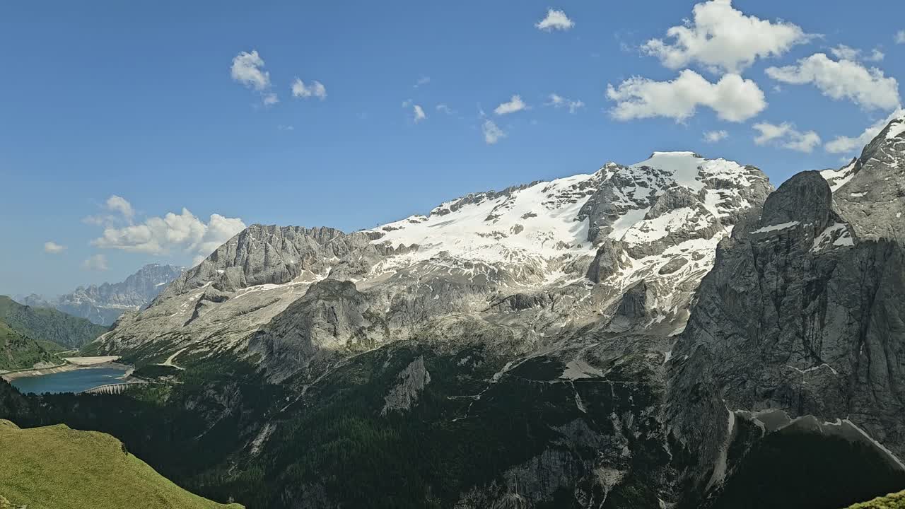Panoramaudsigt over Marmolada og Lago di Fedaia i de italienske Dolomitter