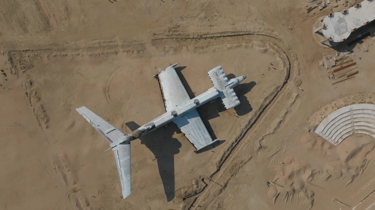 Ripresa aerea con drone dall'alto dell'ekranoplano sovietico classe Lun arenato su una spiaggia sabbiosa vicino a Derbent, Repubblica del Dagestan, Russia, che mostra un velivolo militare abbandonato.