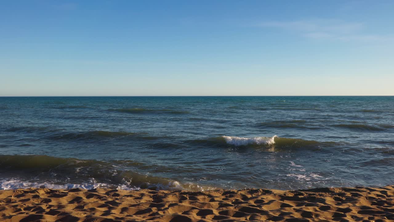 울트라 슬로우 모션의 해변 파도