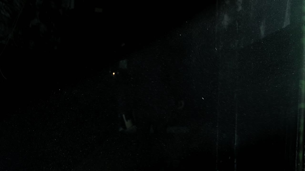 partículas de polvo. hombre camina en un pasillo oscuro con una lámpara de queroseno