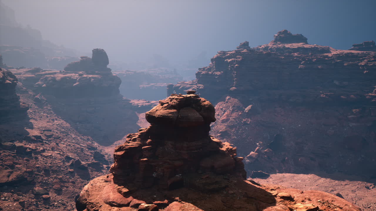 impresionante paisaje de cañón de roca roja con niebla brumosa