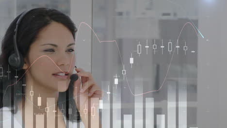 animación del procesamiento de datos financieros y estadísticos sobre una mujer de negocios con auriculares de teléfono