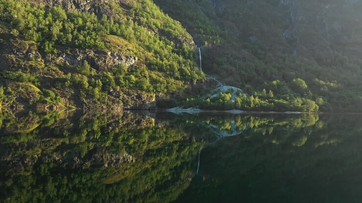 Magnifique cliché de reflet d'une cascade en Norvège