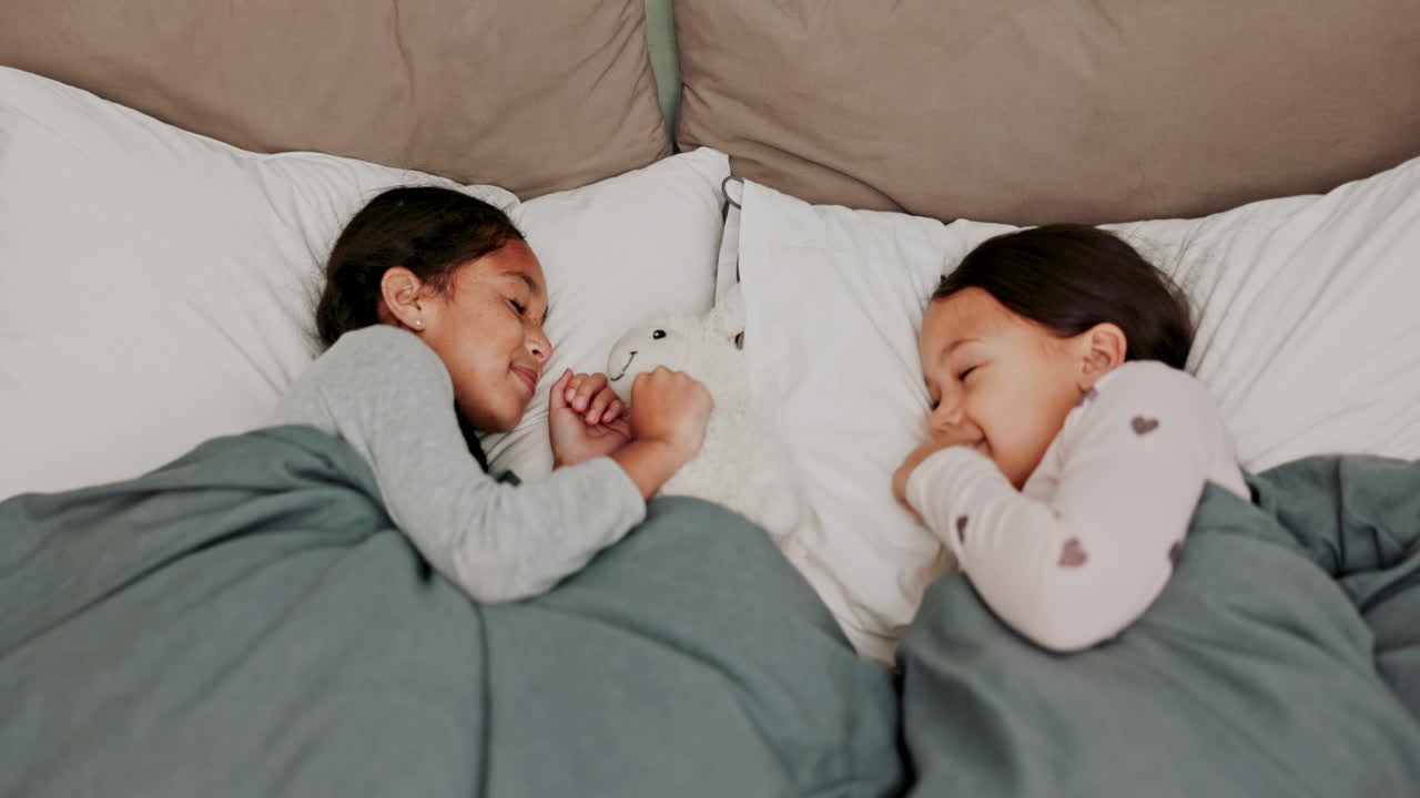 밤, 부모와 아이들은 침대에서 잠을 자고