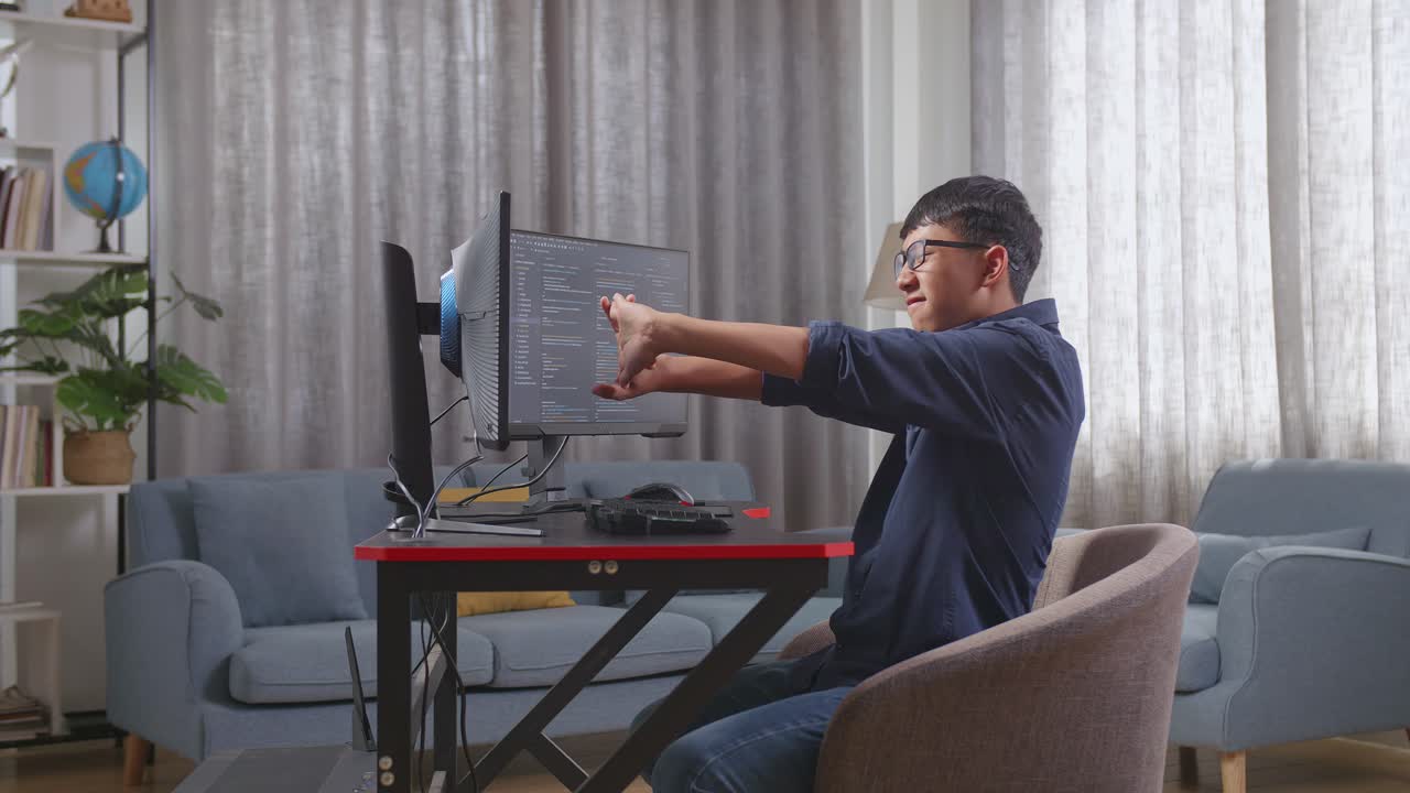 집에서 코딩하는 남자