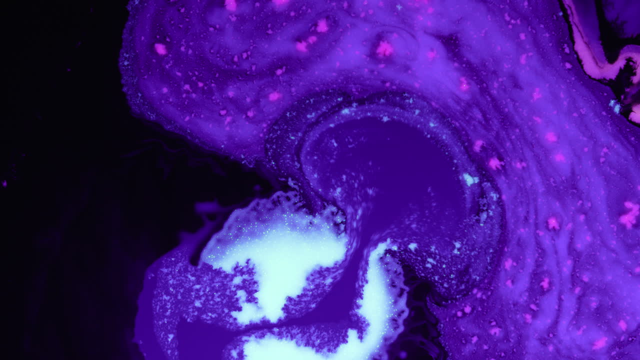 Fluido viola che fuoriesce - Effetto fluido di arte astratta organica viola su sfondo nero