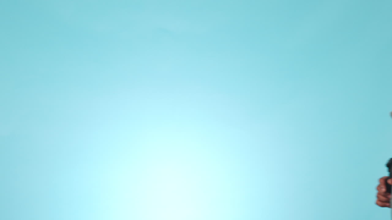 senderismo, mirando y hombre negro en fondo azul