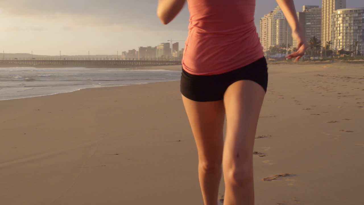 mujer corriendo pies de cerca ejercicio