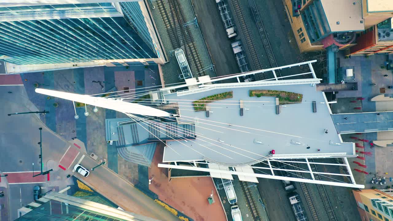 covid-19로 인해 빈 거리를 보여주는 덴버 시내의 공중 전망