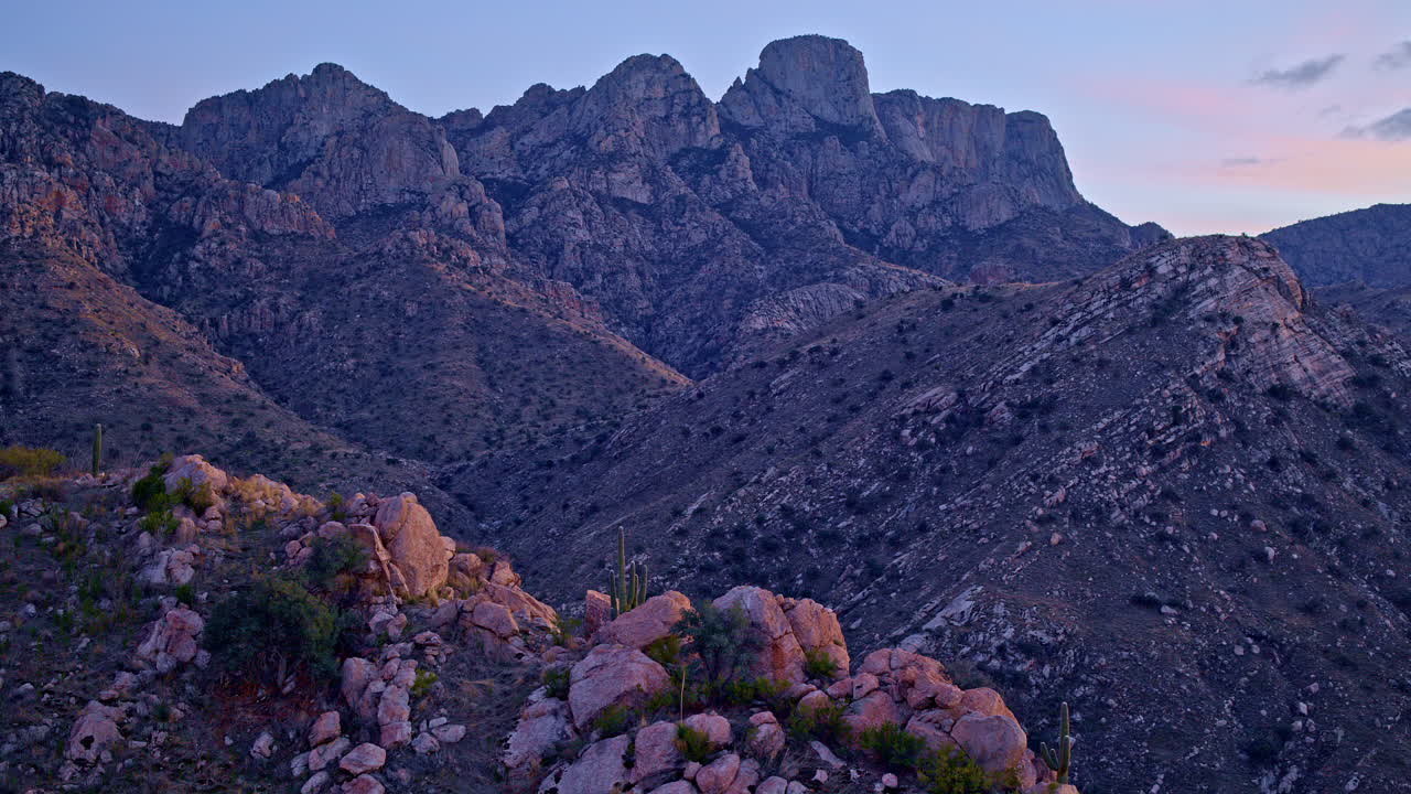 Spettacolare ripresa con drone all'alba che mostra cactus che crescono sulla cima di una montagna