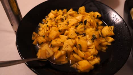 la ensalada de piña tailandesa es una ensalada de fideos a base de plantas y sin gluten con textura y sabor