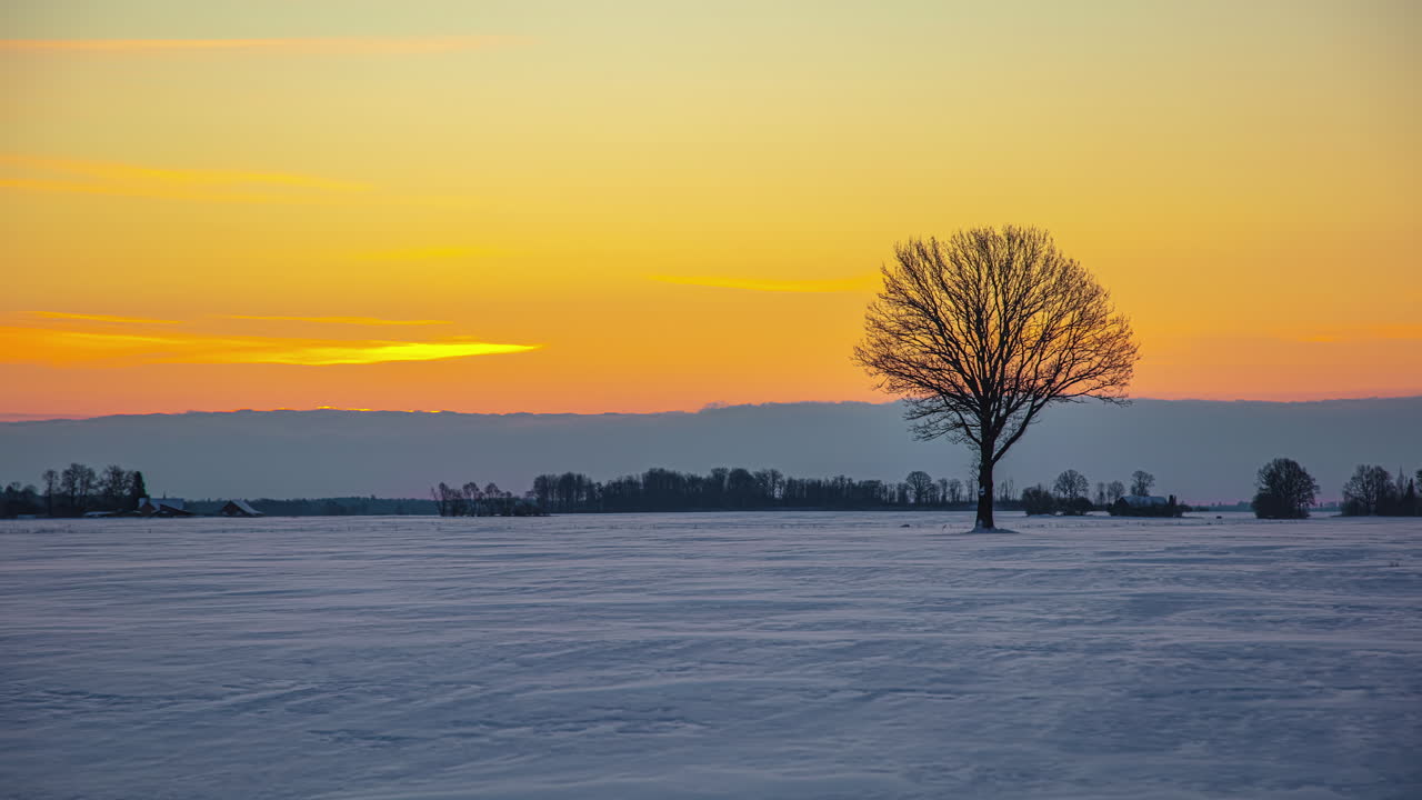 얼어붙은 들판을 통해 아름다운 일몰 하늘, 배경에서 움직이는 구름, 시간 경과