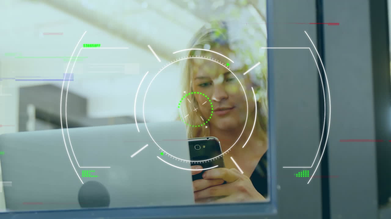 animación de escaneo de alcance sobre mujer de negocios caucásica usando teléfono inteligente en la oficina.