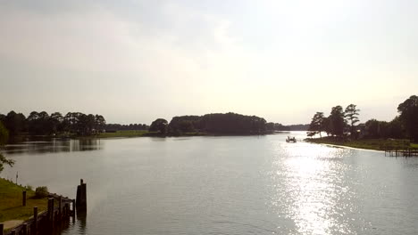 Volando-Bajo-Y-Hacia-El-Sol-Hacia-La-Bahía-De-Chesapeake-Desde-Melfa,-Va