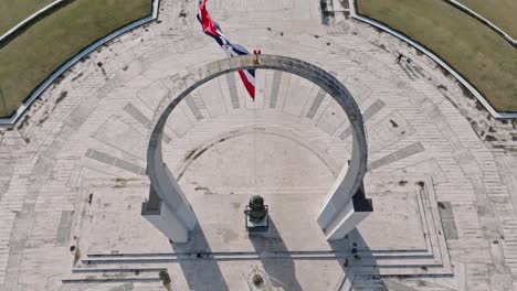 Fpv-Toma-Aérea-De-Arriba-Hacia-Abajo-De-La-Bandera-Ondeante-De-La-República-Dominicana-En-El-Memorial-En-La-Plaza-De-La-Bandera