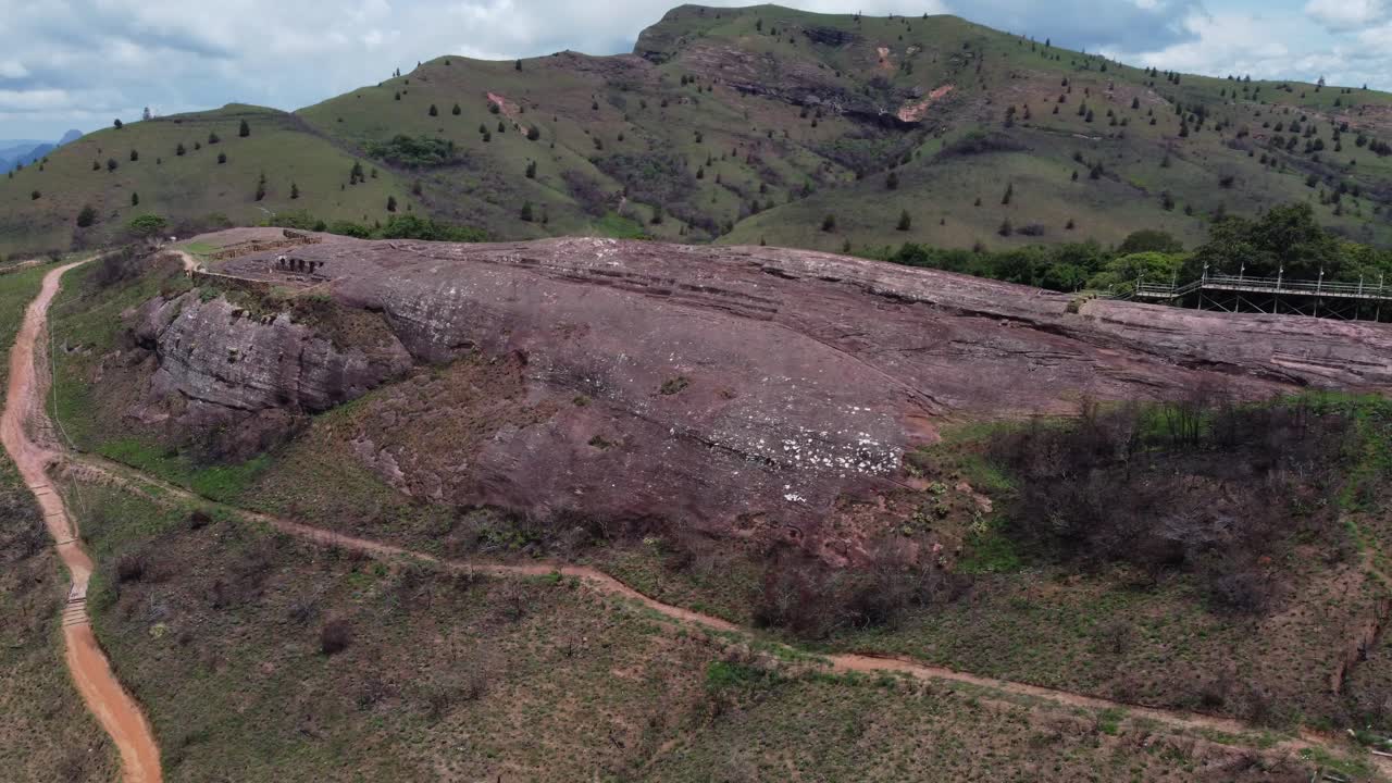 vista aérea del antiguo sitio, la roca de la cima de la colina de el fuerte en el centro de bolivia