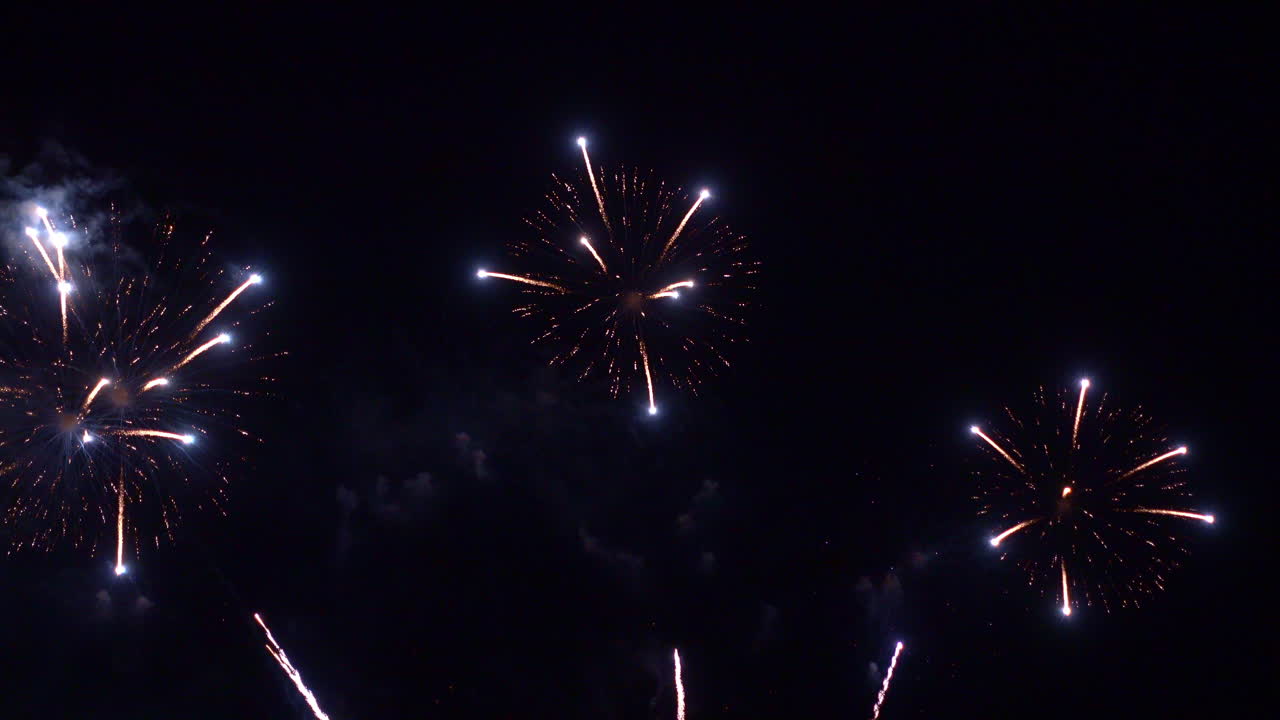 hermosos fuegos artificiales coloridos abstractos explotan en el cielo por la noche un símbolo de celebración en el aniversario de año nuevo para el fondo