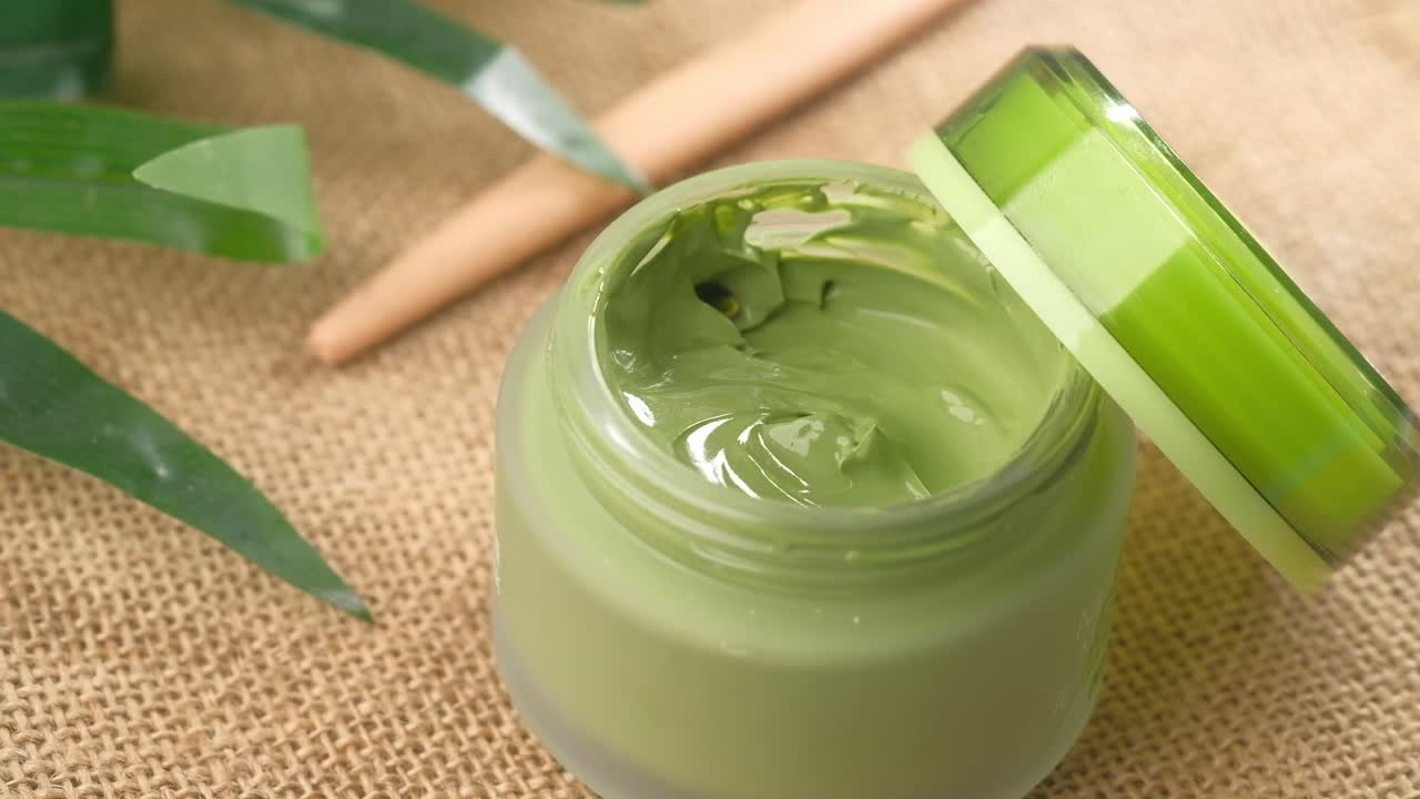máscara facial de arcilla verde con ingredientes naturales