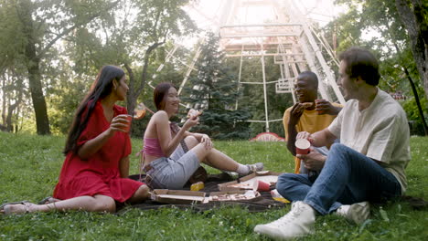 cuatro personas pasando un buen rato al aire libre