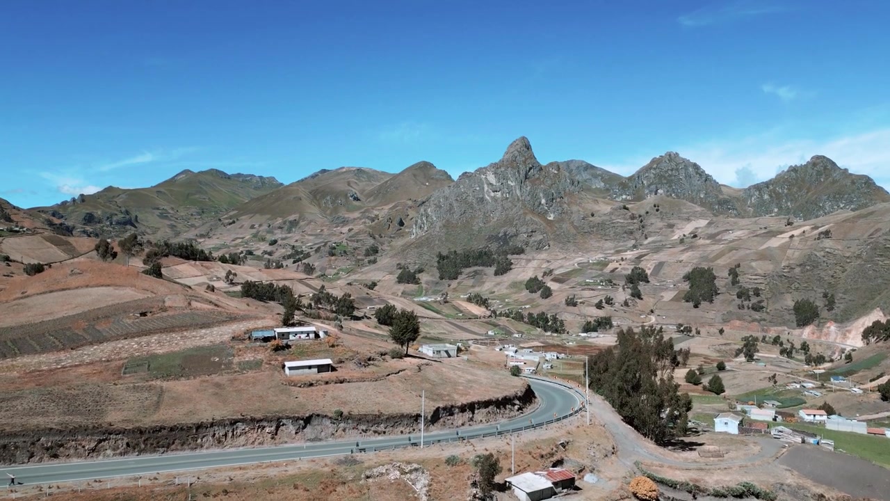 Flyger över berget i Cuenca, Ecuador.