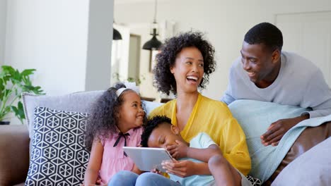 Vorderansicht-Einer-Schwarzen-Familie-Mit-Digitalem-Tablet-Im-Wohnzimmer-Zu-Hause-4K