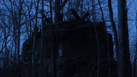 Zerbrochene,-Verlassene-Hütte-Mit-Eingestürztem-Dach-Im-Herbst,-Kahler-Baum,-Gruseliger-Wald-In-Der-Nacht