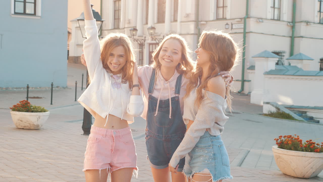 세 명의 행복한 친구들이 도시에서 웃고 있습니다.