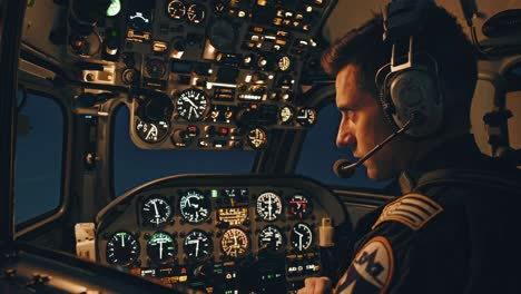 piloto en la cabina de un helicóptero por la noche