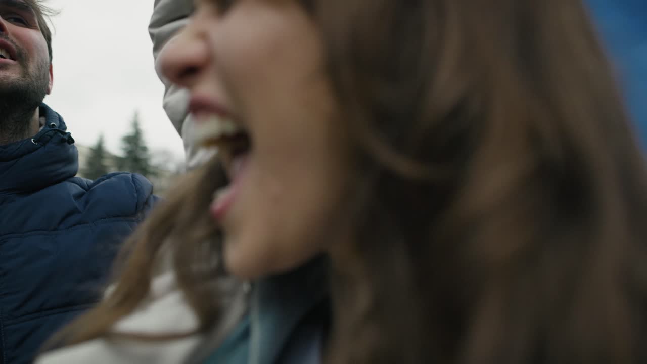 primer plano de un grupo de jóvenes caucásicos manifestándose contra el conflicto en ucrania.