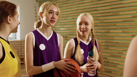 chicas en la cancha de baloncesto