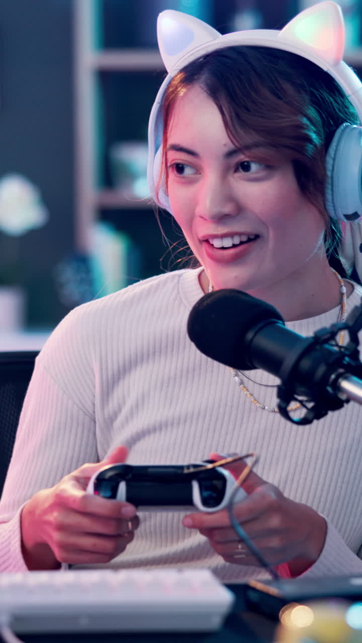 Streamer donna che gioca ai videogiochi