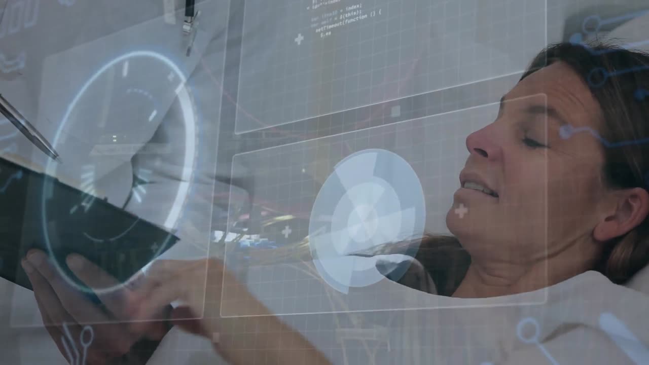 animación del procesamiento de datos sobre una mujer caucásica con una tableta en el hospital