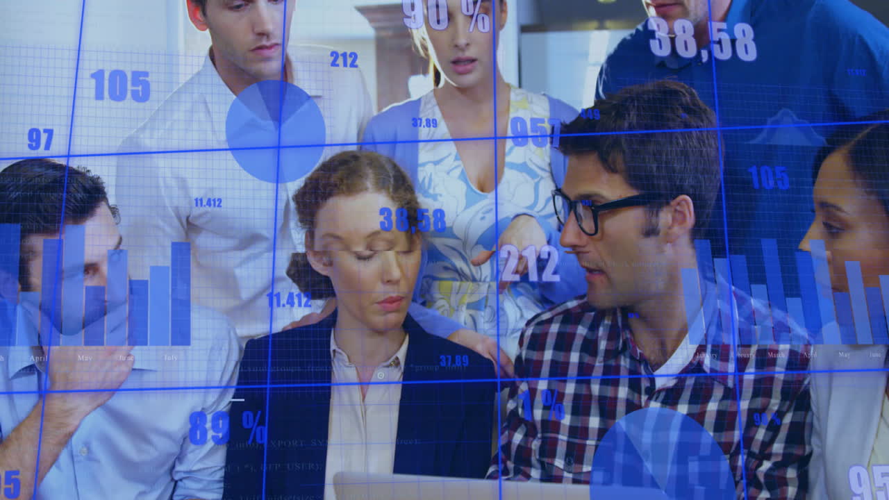 사무실에서 아이디어를 공유하는 다양한 동료들에 대한 변화하는 숫자를 가진 그래프의 애니메이션