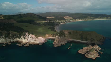 Nubes-Rodando-Sobre-La-Costa-Este-De-Nueva-Zelanda-Vistas-Desde-Un-Dron-Arriba