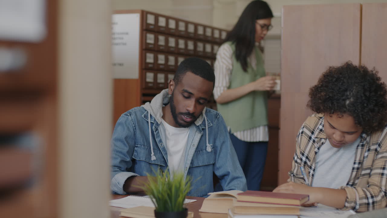 estudiantes que estudian en una biblioteca